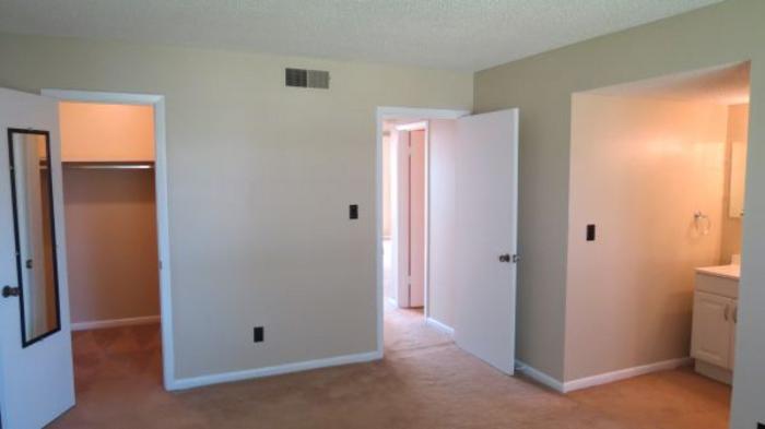 bedroom Listing photo 2